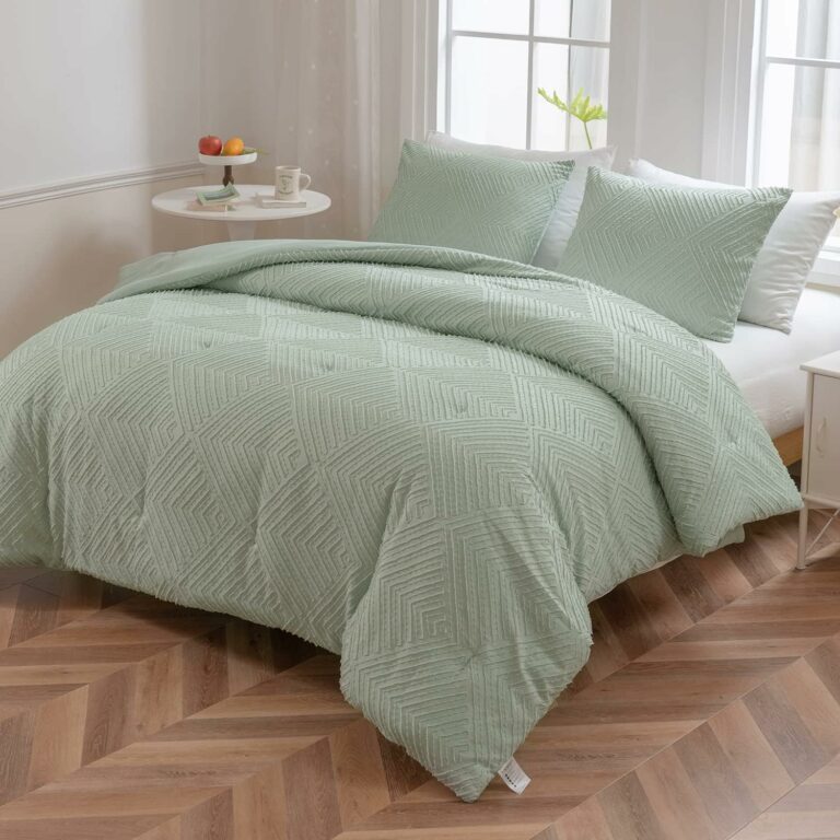 LAVACHEY King Size Comforter Set, Sage Green Tufted Design King Bed Comforter, Boho Bedding Comforter Extra Fluffy, Ideal for All Seasons 3 Pieces (1 Comforter, 2 Pillowcases)