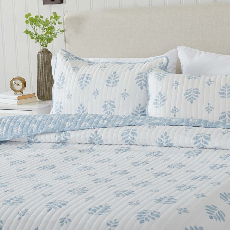 Great Bay Home 3-Piece Full/Queen Reversible Lightweight Quilt Comforter with 2 Shams | All-Season, Modern, Flower Bedspreads | Blue Floral Coverlet Sets |Quilts